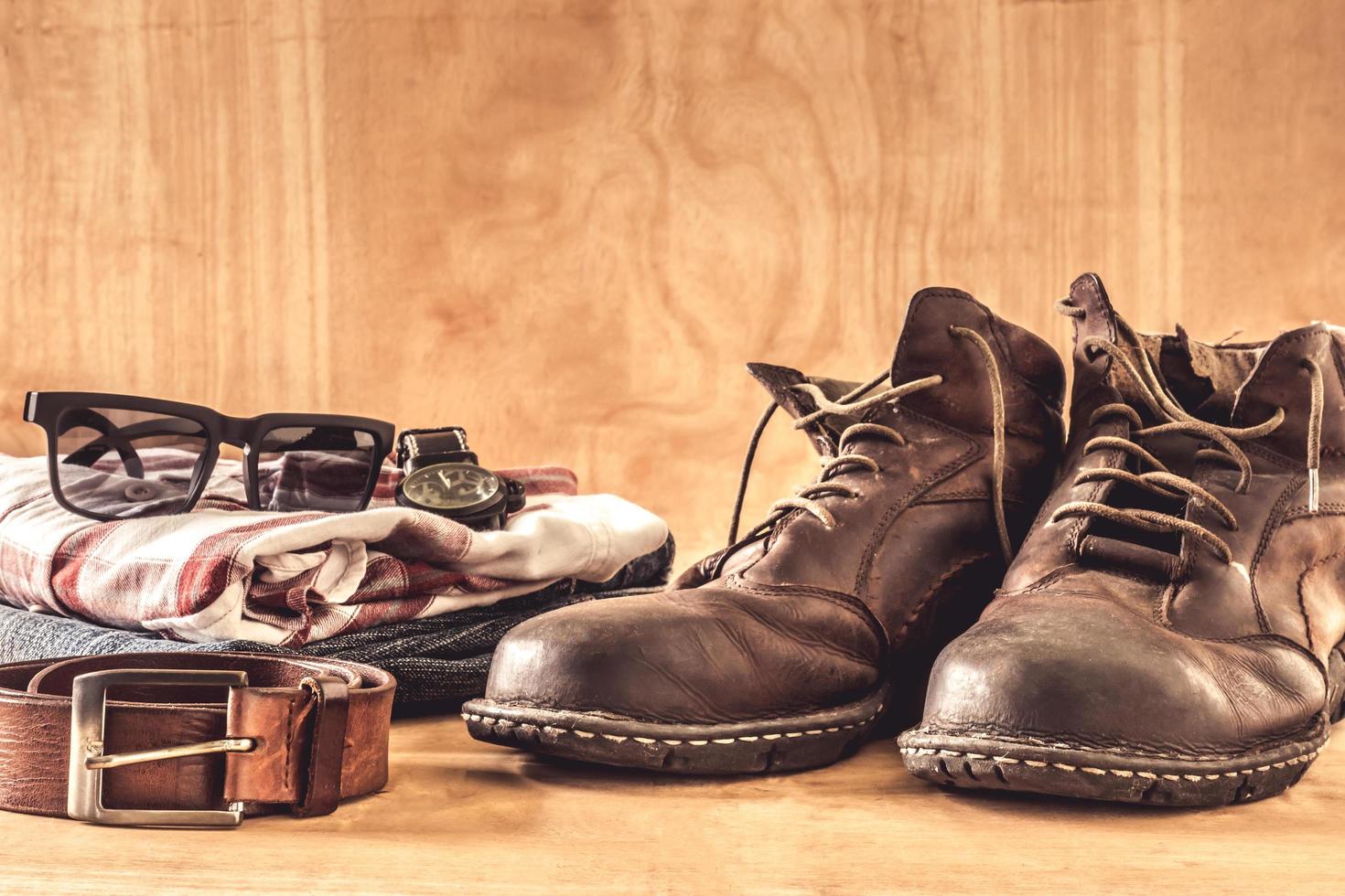 ropa masculina y accesorios en la mesa de madera. foto