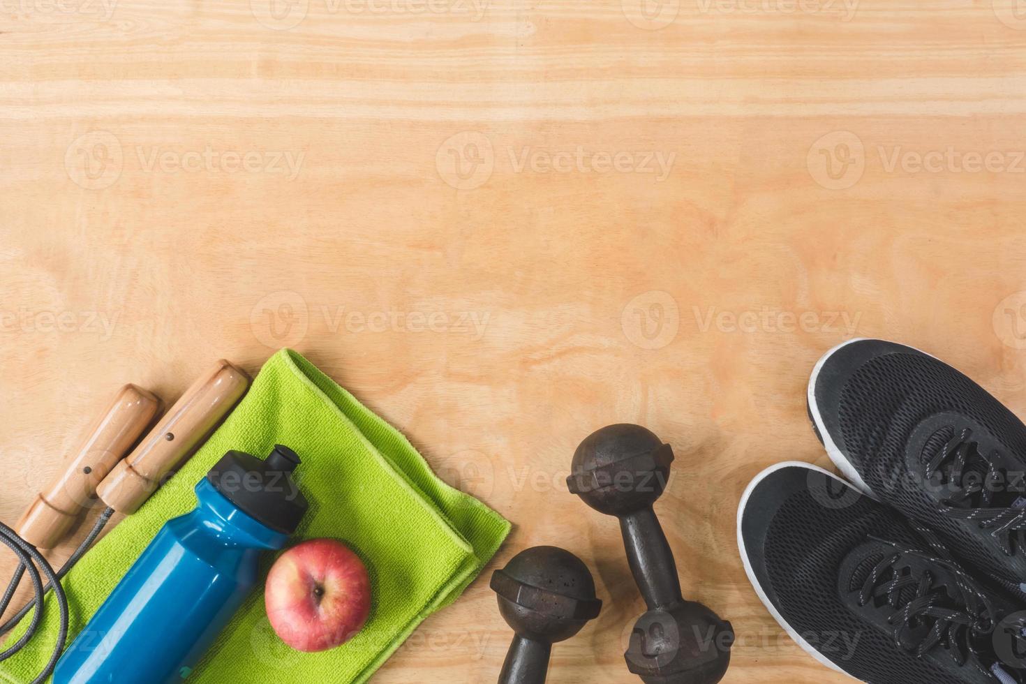 vista superior de material deportivo sobre fondo de mesa de madera, concepto de estilo de vida fitness, espacio libre para texto foto