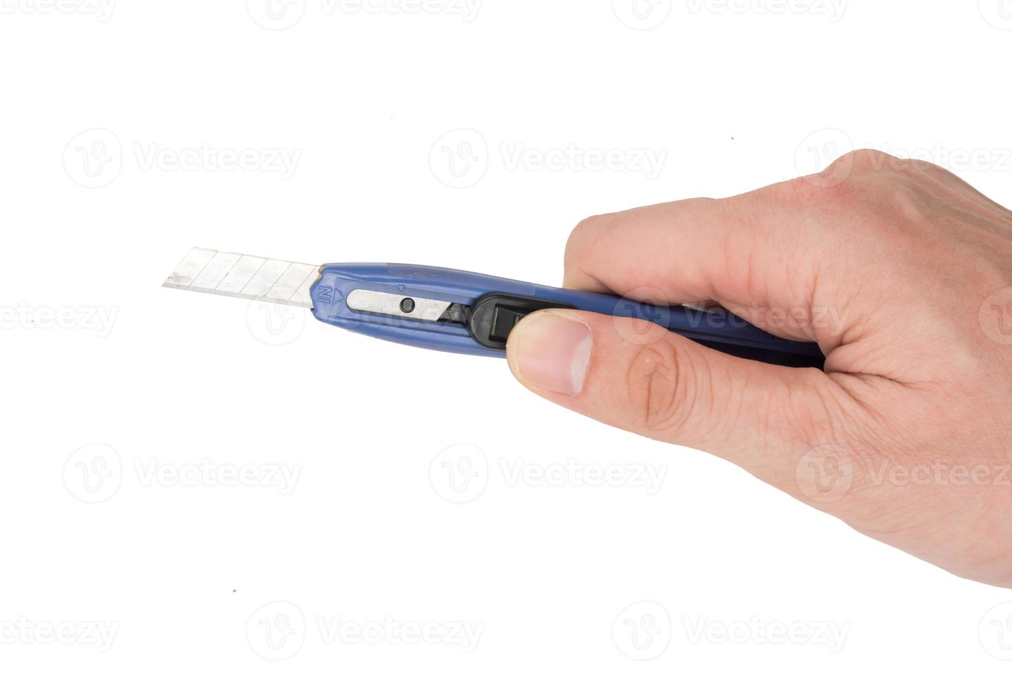 mano sosteniendo un cuchillo cortador sobre fondo blanco. foto