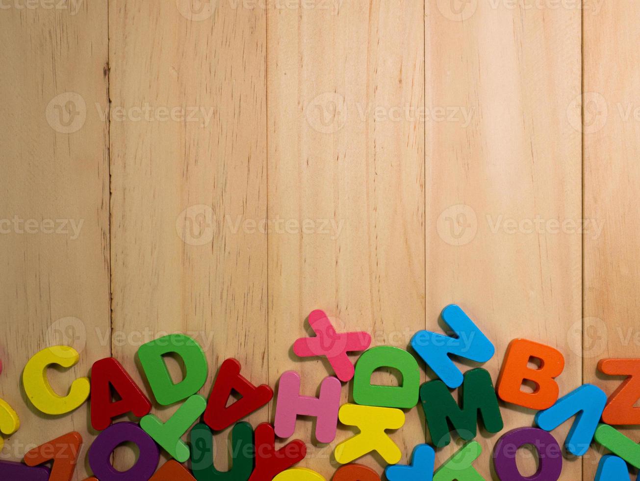 alfabeto de madera multicolor en la mesa para la educación o el concepto de niño foto