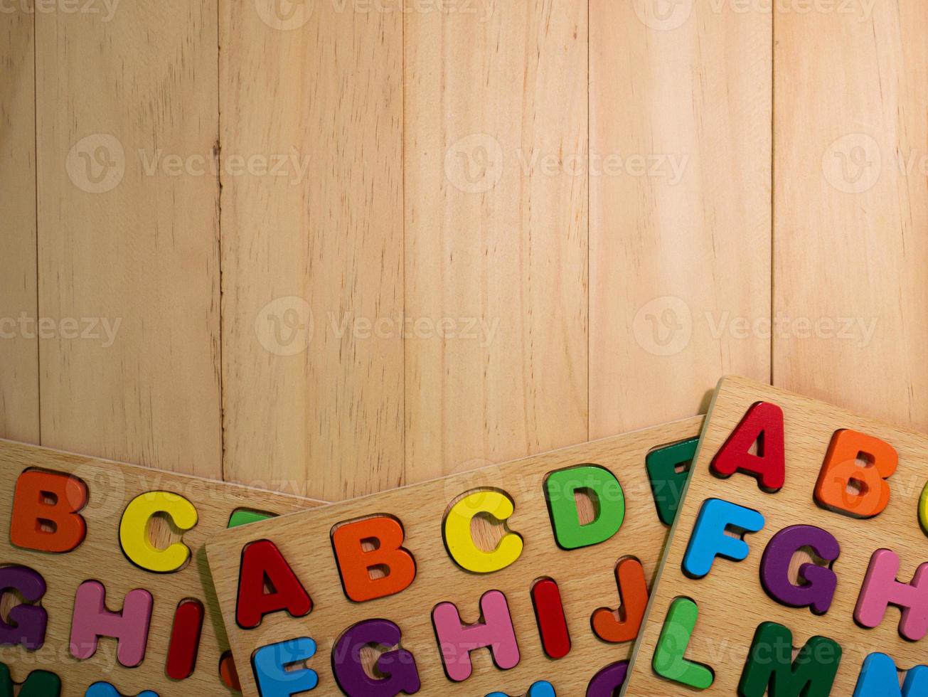 alfabeto de madera multicolor en la mesa para la educación o el concepto de niño foto
