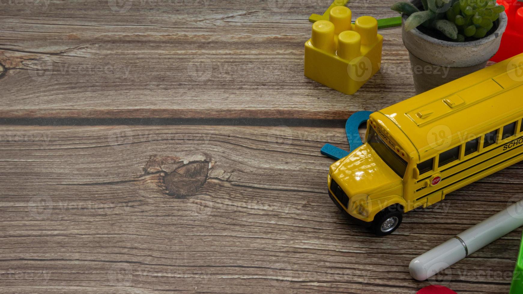 autobús escolar en mesa de madera para educación o concepto de regreso a la escuela foto