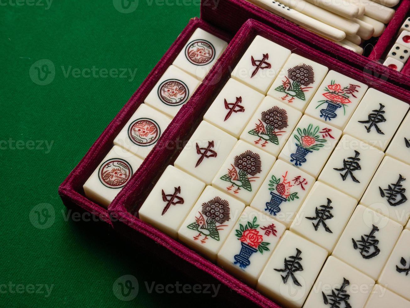 el mahjong en la mesa antiguo juego de mesa asiático imagen de primer plano foto