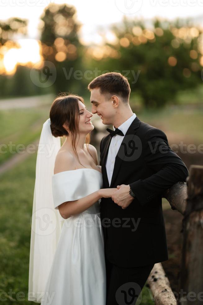 pareja joven el novio con un traje negro y la novia con un vestido corto  blanco 10130085 Foto de stock en Vecteezy