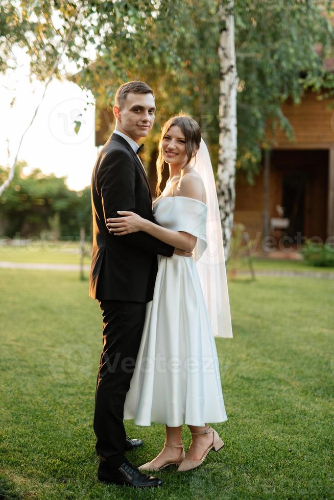 pareja joven el novio con un traje negro y la novia con un vestido corto blanco 10130154 Foto de stock en Vecteezy pareja joven el novio con un traje negro y la novia con un vestido corto blanco 10130154 Foto de stock en Vecteezy