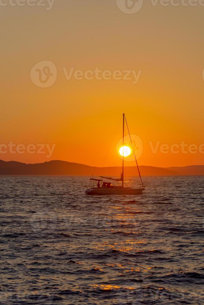 velero al atardecer en zadar foto