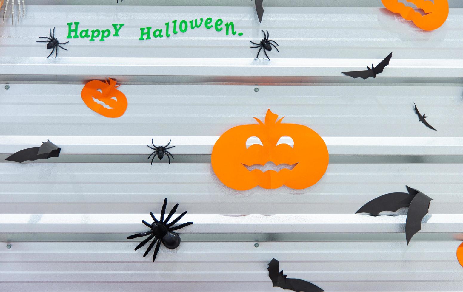 concepto de fiesta de halloween. calabazas, murciélagos, arañas en la pared decorada para la fiesta de halloween. foto