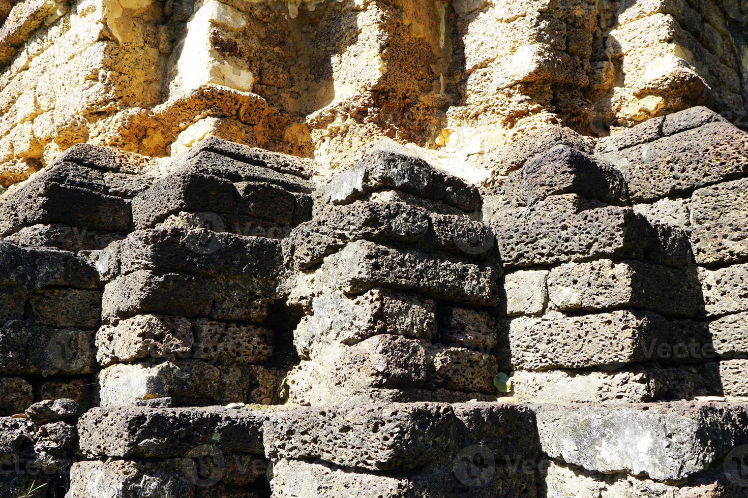 piedra de laterita en el templo en el patrimonio mundial de sukhothai foto
