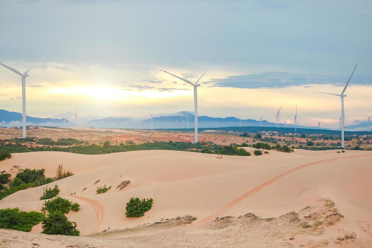 un hermoso paisaje, crudo de cielo azul en el desierto, hermoso paisaje de dunas de arena blanca el popular lugar de atracción turística en mui ne, vietnam. foto