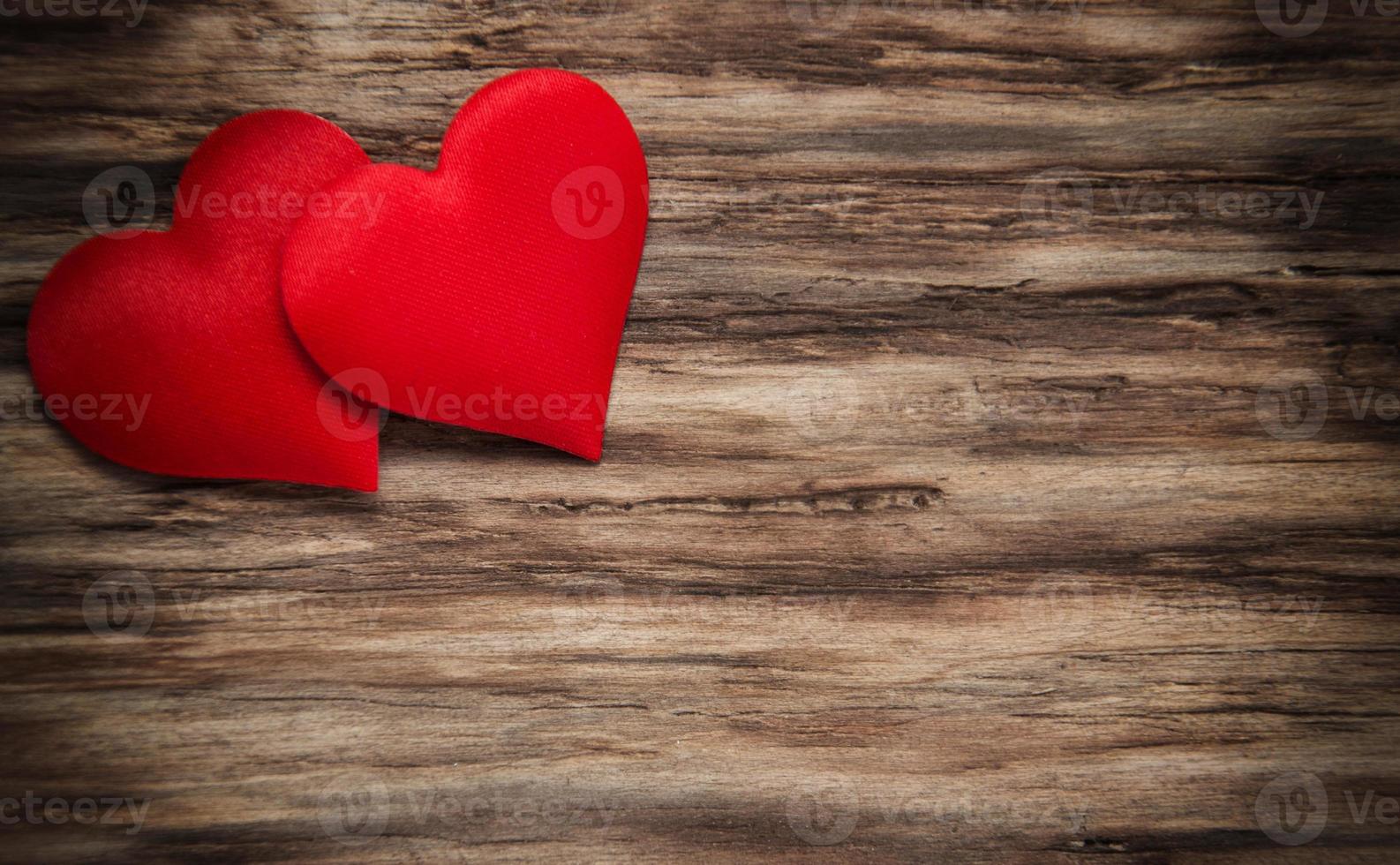 corazones rojos sobre un fondo de madera foto