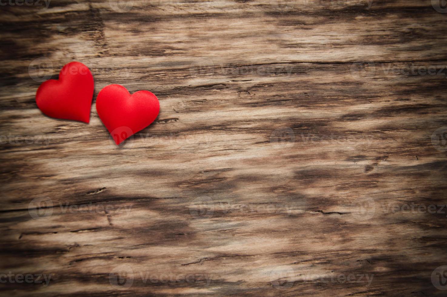 corazones rojos sobre un fondo de madera foto