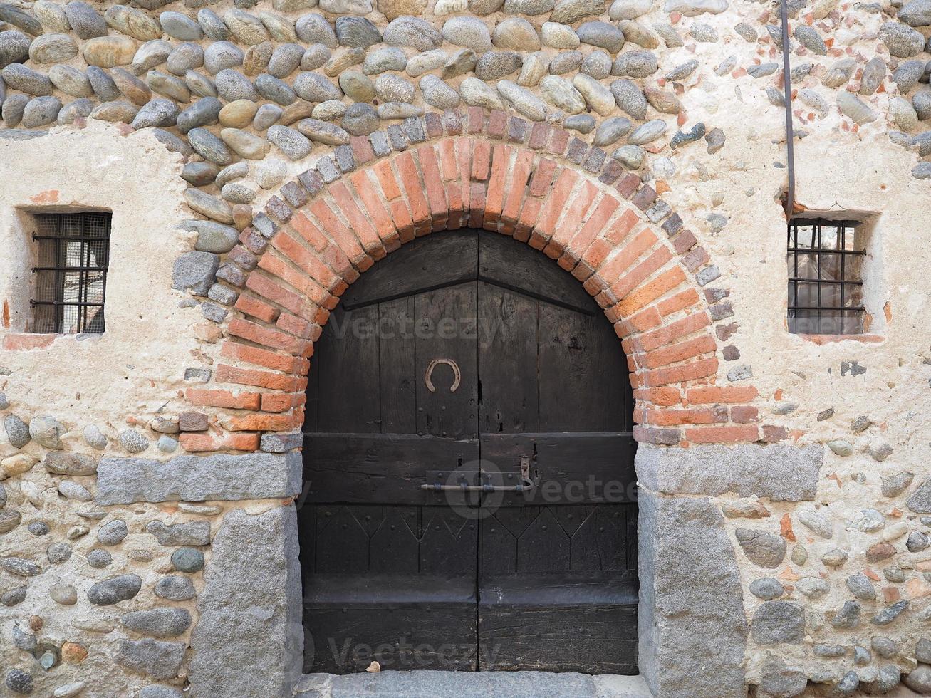 puerta medieval de madera foto