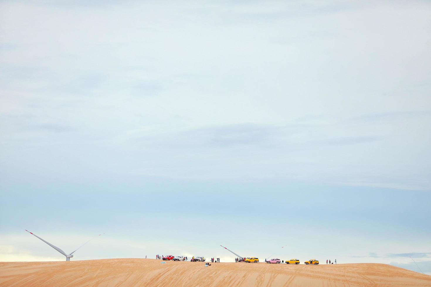 un hermoso paisaje, crudo de cielo azul en el desierto, hermoso paisaje de dunas de arena blanca el popular lugar de atracción turística en mui ne, vietnam. foto