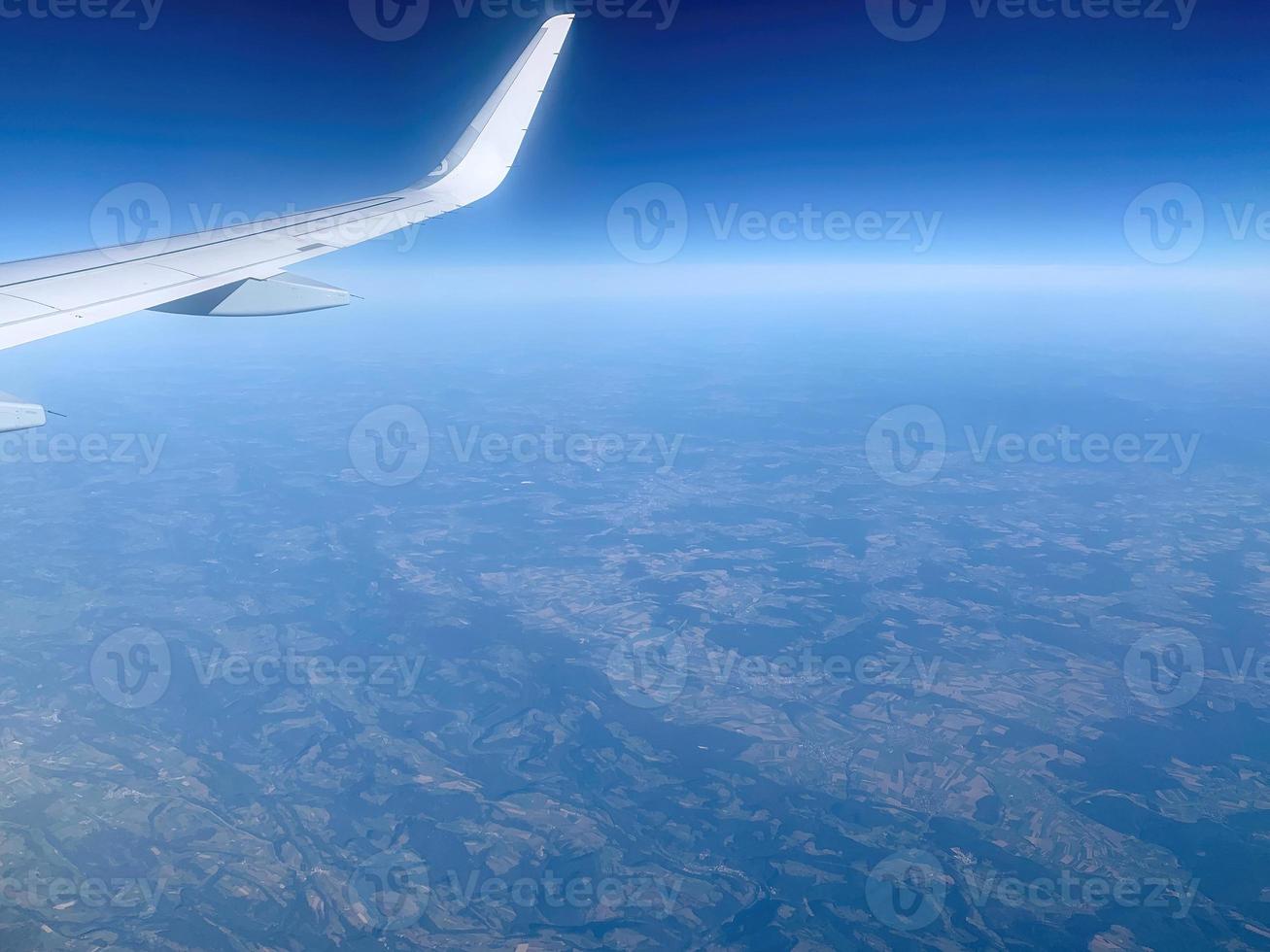 vista de la ventana del avión en la tierra 5 foto