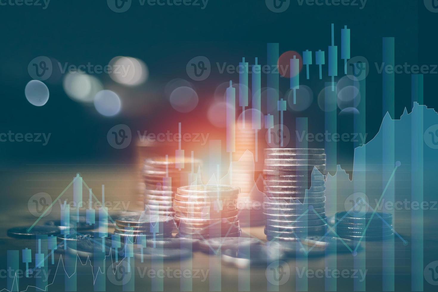 concepto de finanzas empresariales y ahorro de dinero, filas de monedas alineadas hay un gráfico que muestra el crecimiento y los ahorros para planificar gastos independientes. foto