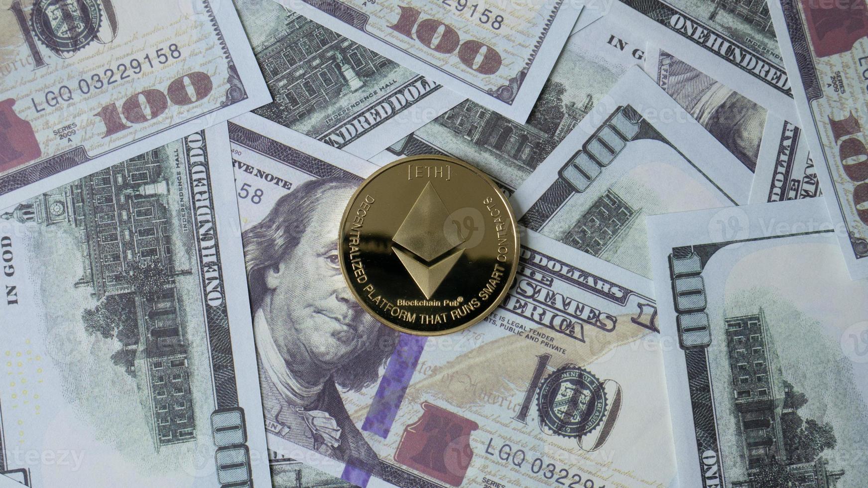 la imagen de la vista superior de la moneda y el billete de ethereum de 100 dólares para contenido comercial foto