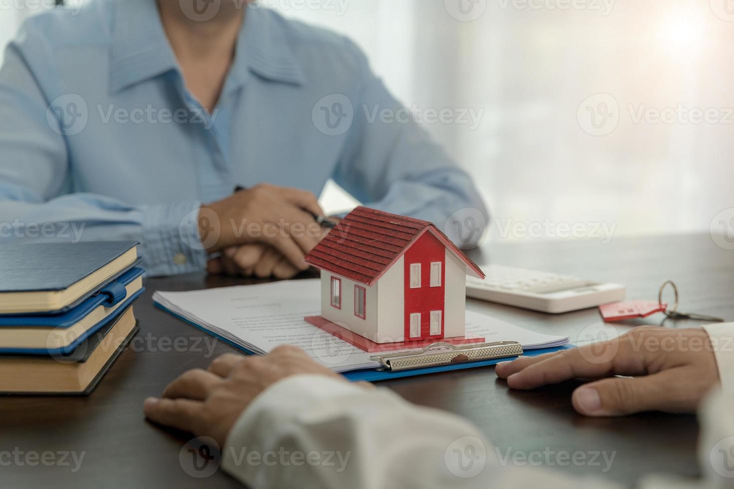 asesor de corredores consultando a un cliente. el agente de bienes raíces ofrece la mano para que el cliente firme el acuerdo de contrato para comprar o vender una casa. concepto de hipoteca comercial y seguro de hogar foto