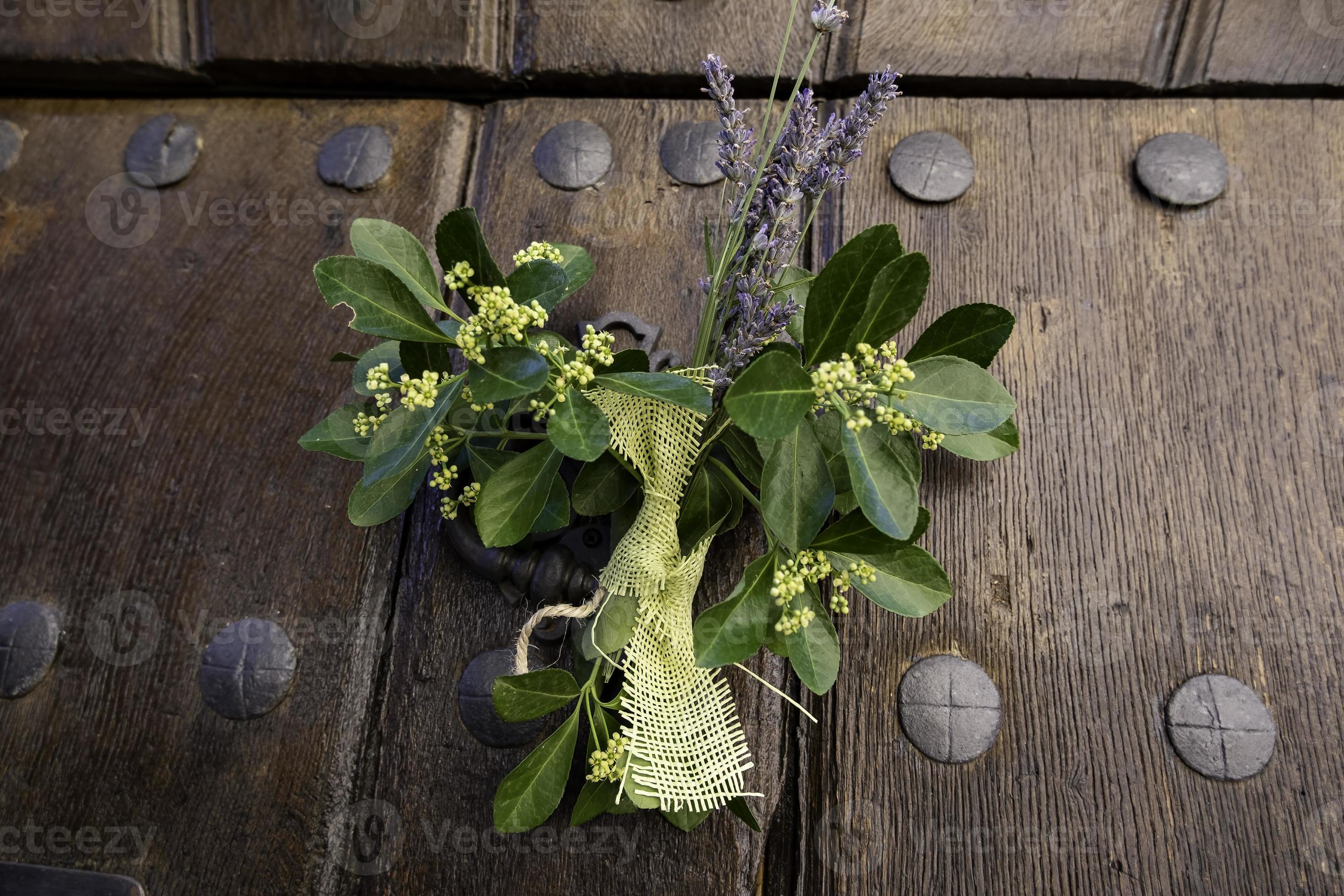 Mistletoe bouquet on a door 10135114 Stock Photo at Vecteezy