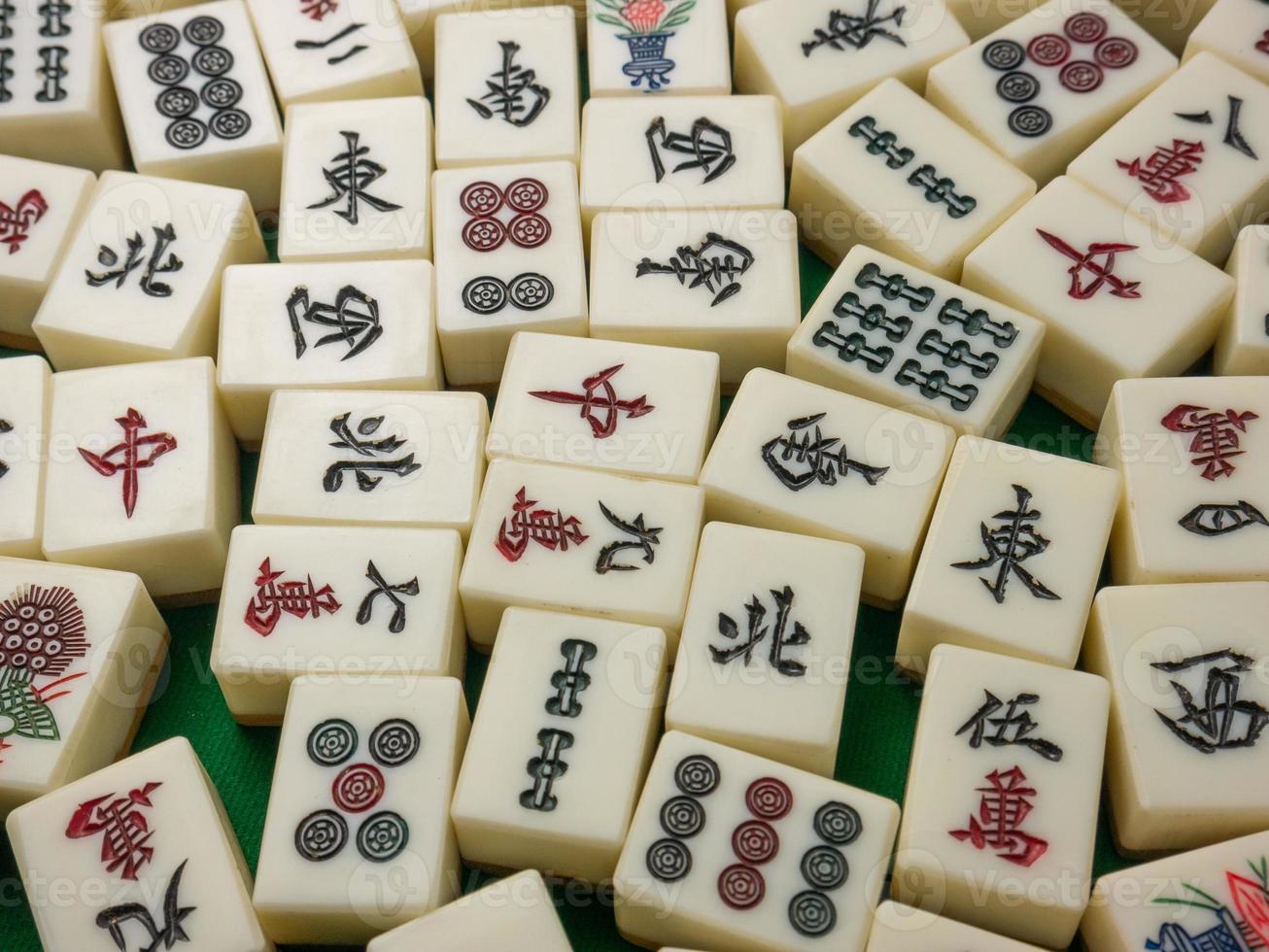 el mahjong en la mesa antiguo juego de mesa asiático imagen de primer plano foto