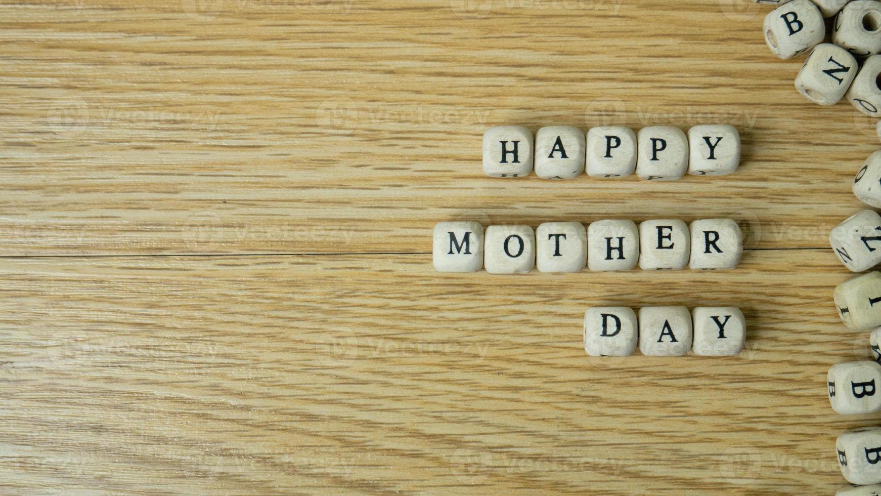 el cubo de madera palabra feliz día de la madre por concepto de vacaciones foto