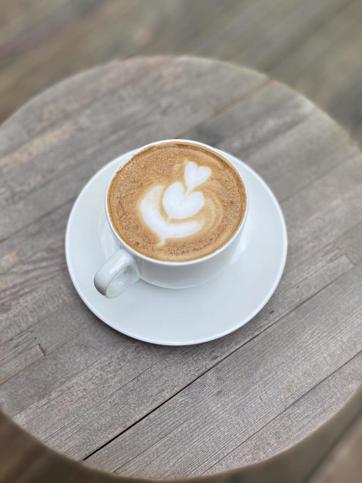 taza de café caliente en la mesa foto