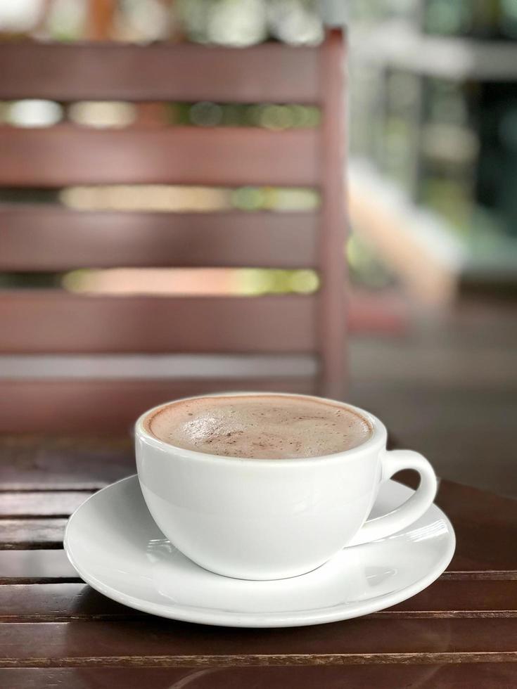 taza de café caliente en la mesa foto