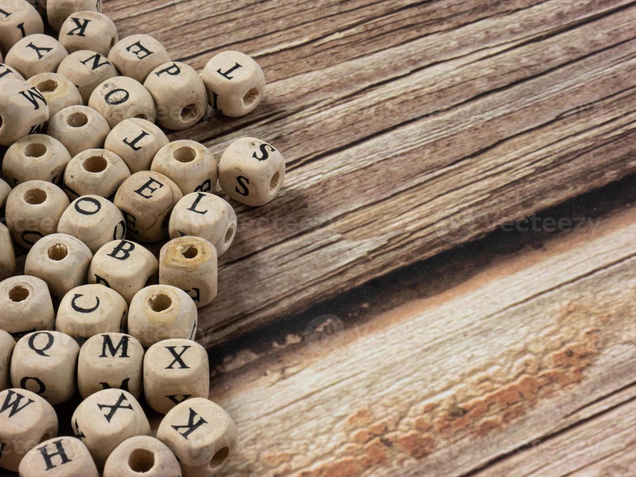 alfabetos en cubo de madera para educación o concepto de comunicaciones foto