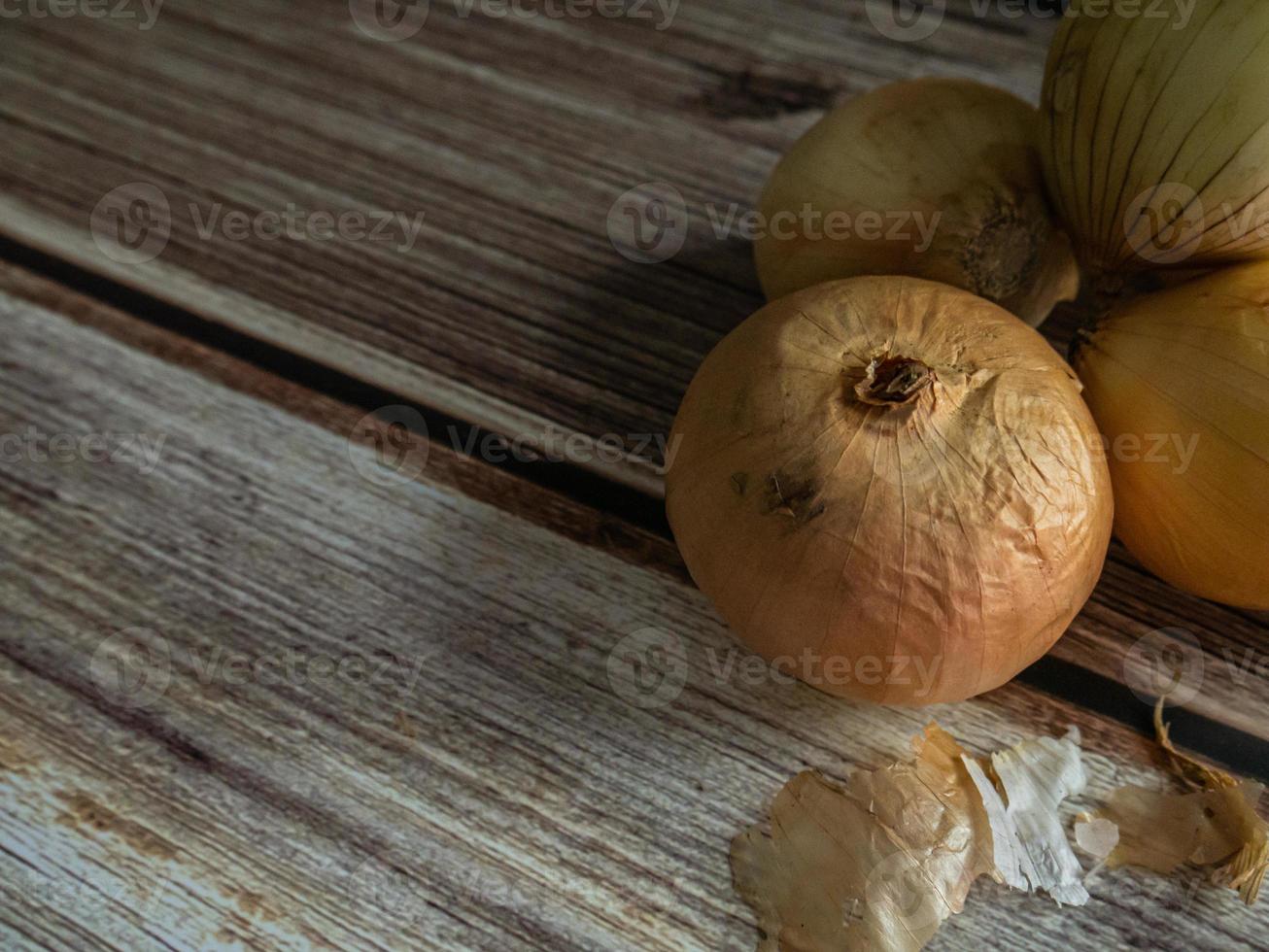 las cebollas en la mesa de madera para comida o concepto de cocina. foto