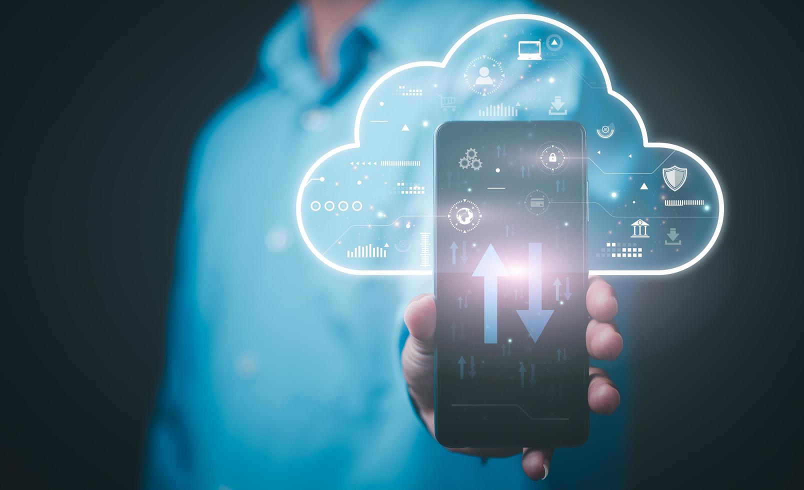 el teléfono inteligente en manos de un joven hombre de negocios utiliza tecnología de red en la nube para comunicarse y conectarse a servidores de datos en todo el mundo. con la innovación de Internet en línea foto