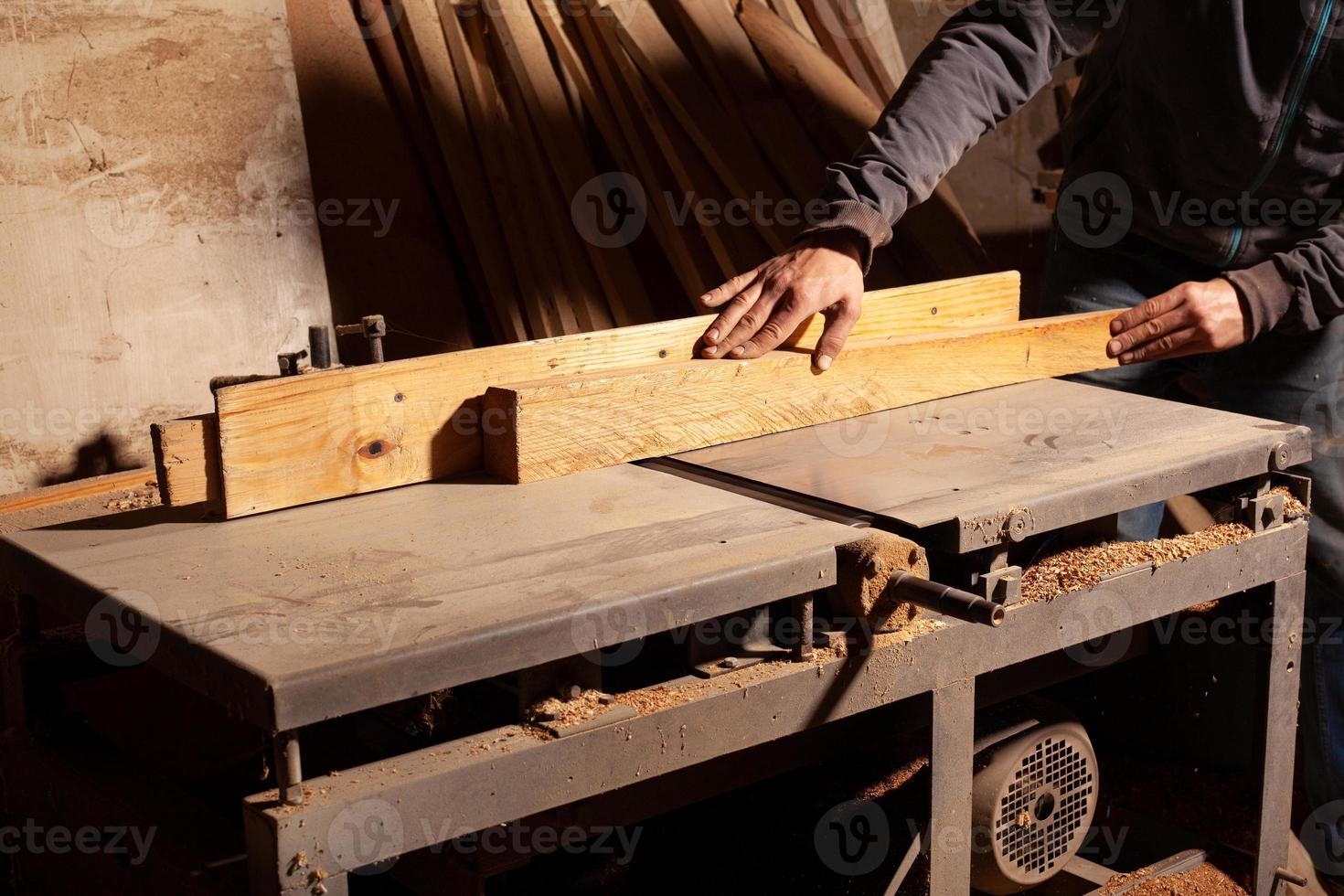 Las Manos Del Reparador Que Instalan El Piso De Madera Del Roble Del  Tablero Que Bordea Con El Calafateo De Gu Foto de archivo - Imagen de  falda, entarimado: 63060090