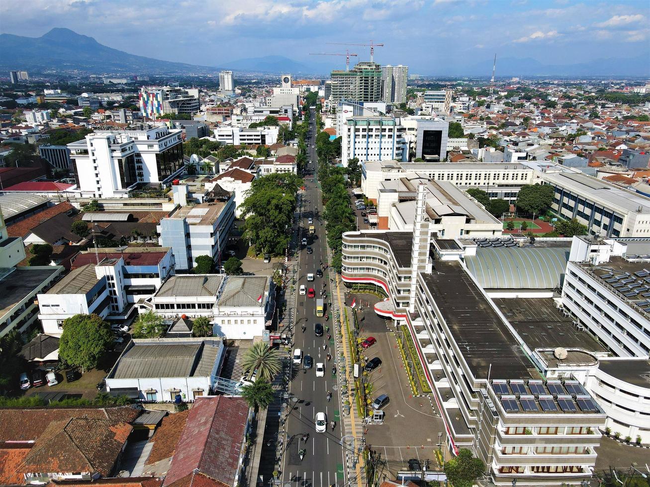 jakarta -indonesia, 17 de mayo de 2022 - hermosa vista aérea - tráfico, edificios de oficinas y apartamentos. foto