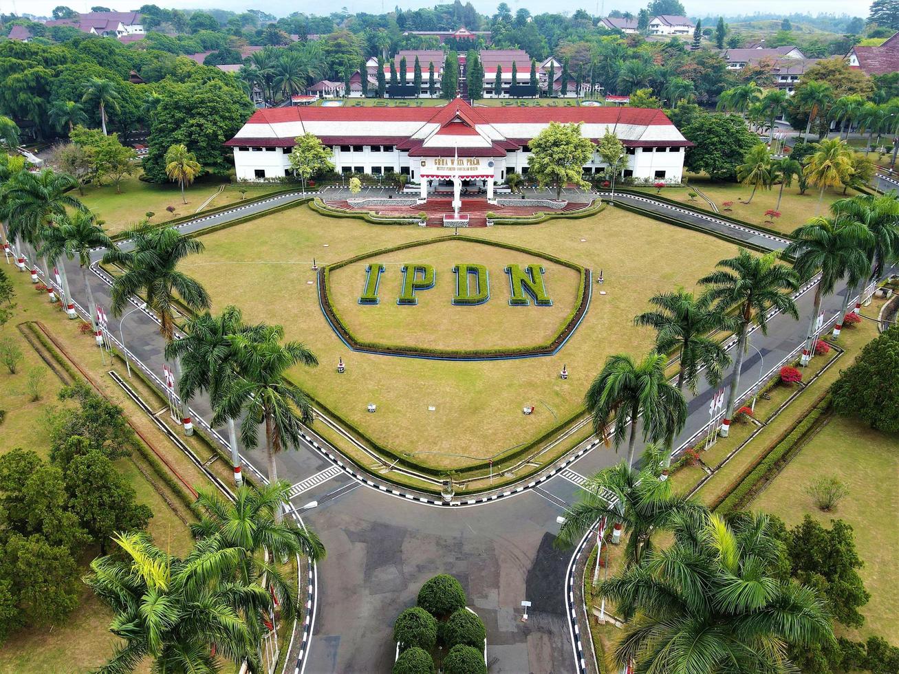 bandung, java occidental-indonesia, 19 de abril de 2022- vista aérea de la escuela secundaria de ciencias del gobierno-ipdn foto