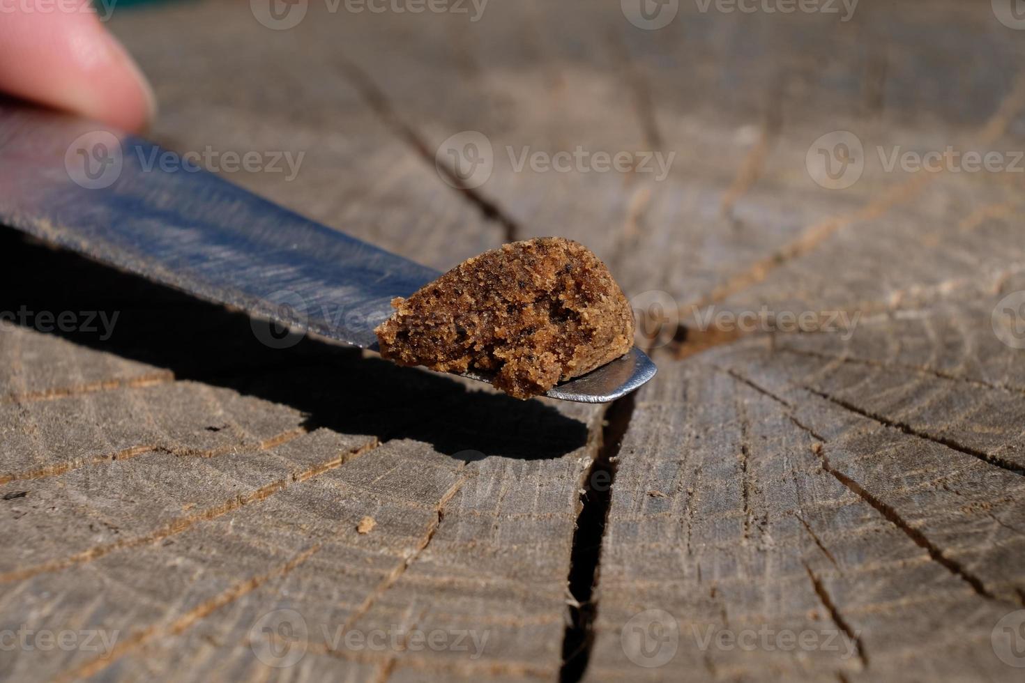 un trozo de hachís de cannabis en la punta de un cuchillo, concentrado de marihuana medicinal foto