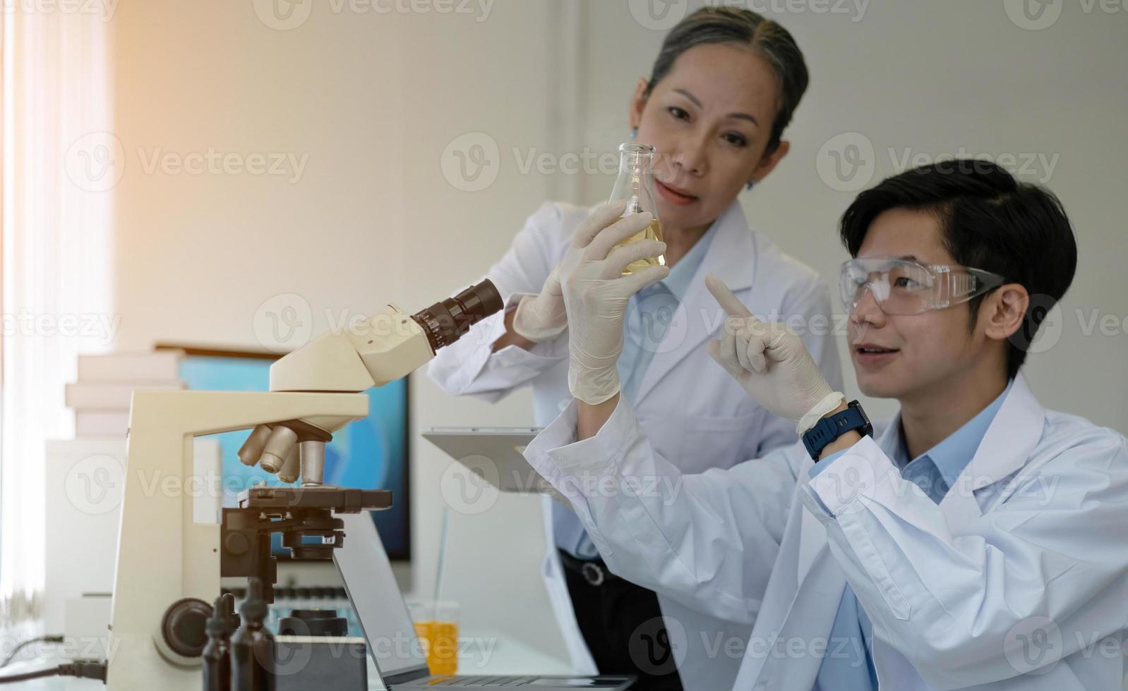 médico que trabaja en el laboratorio de investigación. asistente científico haciendo experimentos farmacéuticos. concepto de química, medicina, bioquímica, biotecnología y atención médica. foto