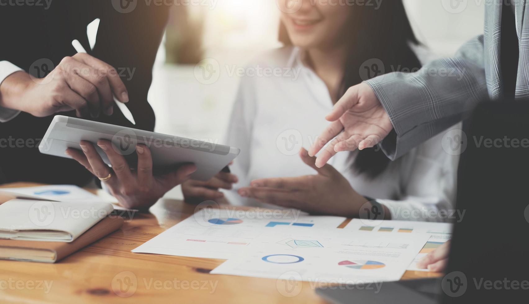 Foto de proceso de trabajo en equipo, sosteniendo la mano del contrato, firma documentos. gerentes de cuentas, equipo joven trabaja con proyecto de inicio.Presentación de nuevas ideas, análisis de informes de marketing. borroso, efecto película, horizontal