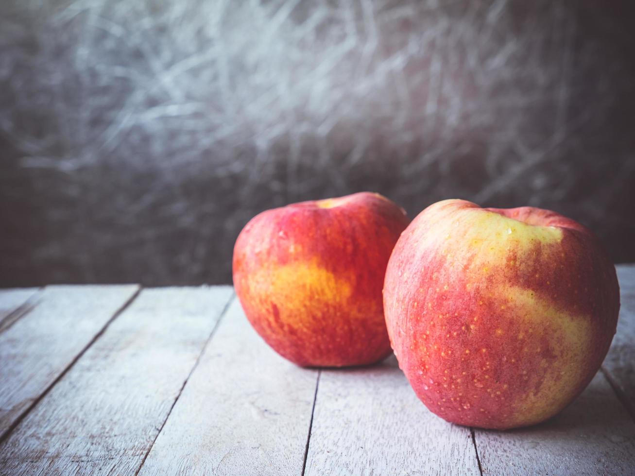 manzanas rojas en la mesa de madera blanca. foto