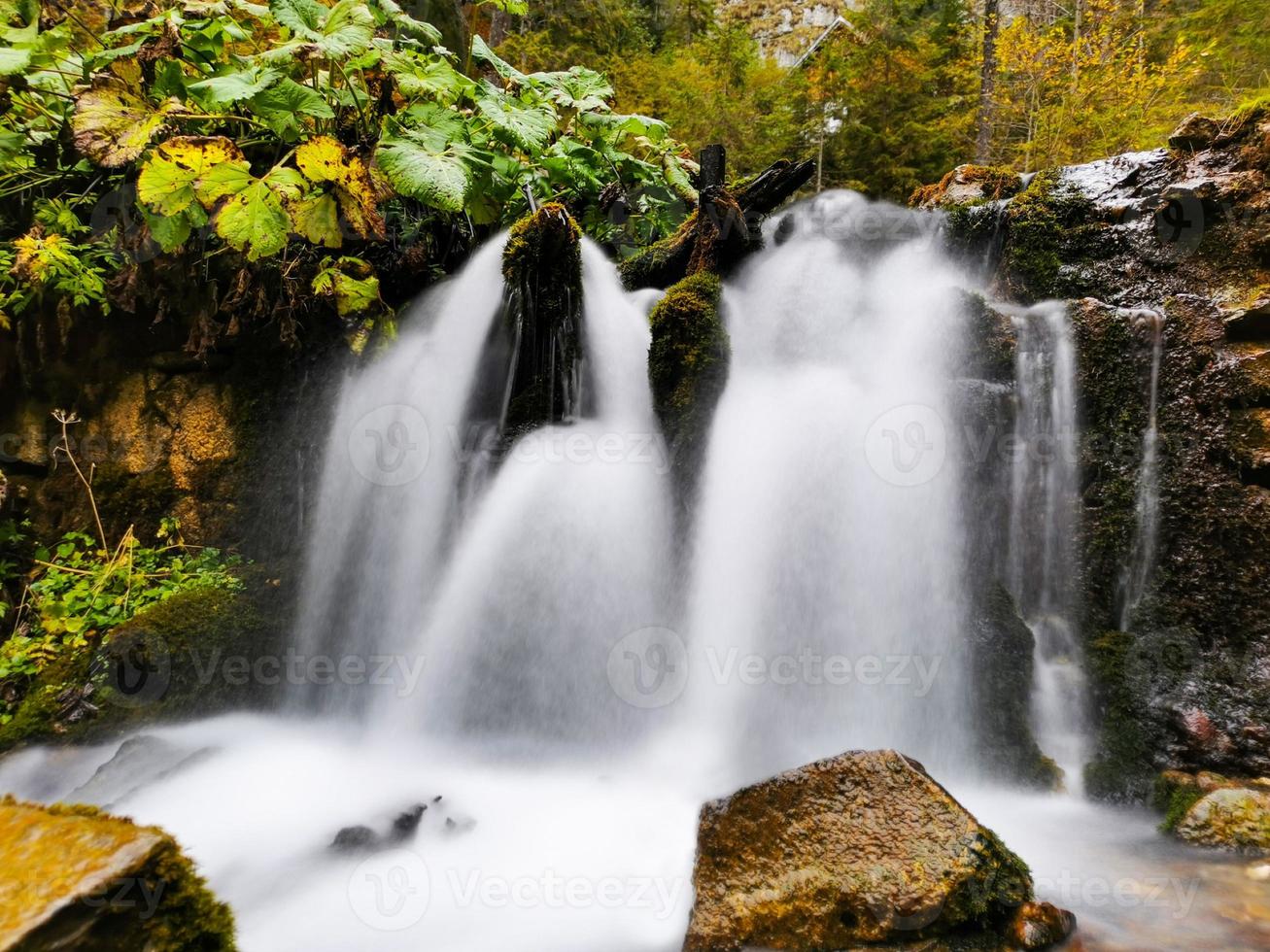 hermosa cascada que fluye hacia el lago foto