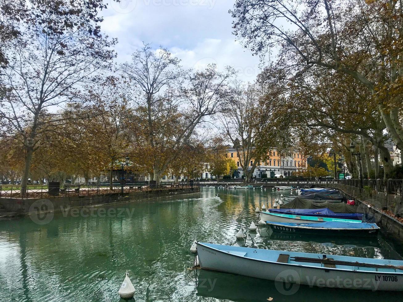 maravillosa vista de otoño. canal del río con barcos, casas y árboles foto