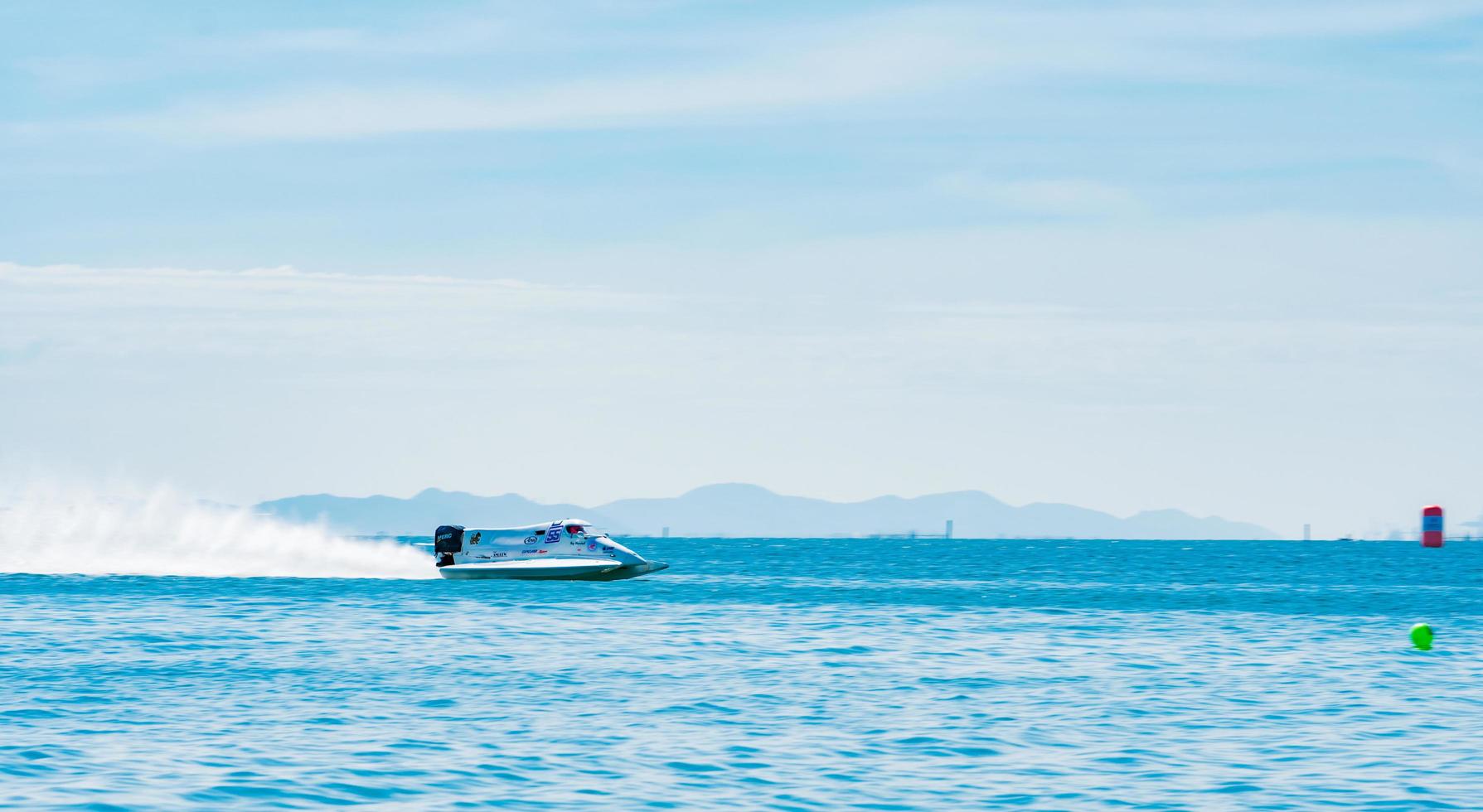 chonburi, tailandia, 25 de noviembre de 2017 barco f1 con hermoso cielo y mar en bangsaen power boat 2017 en bangsaen beach en tailandia foto