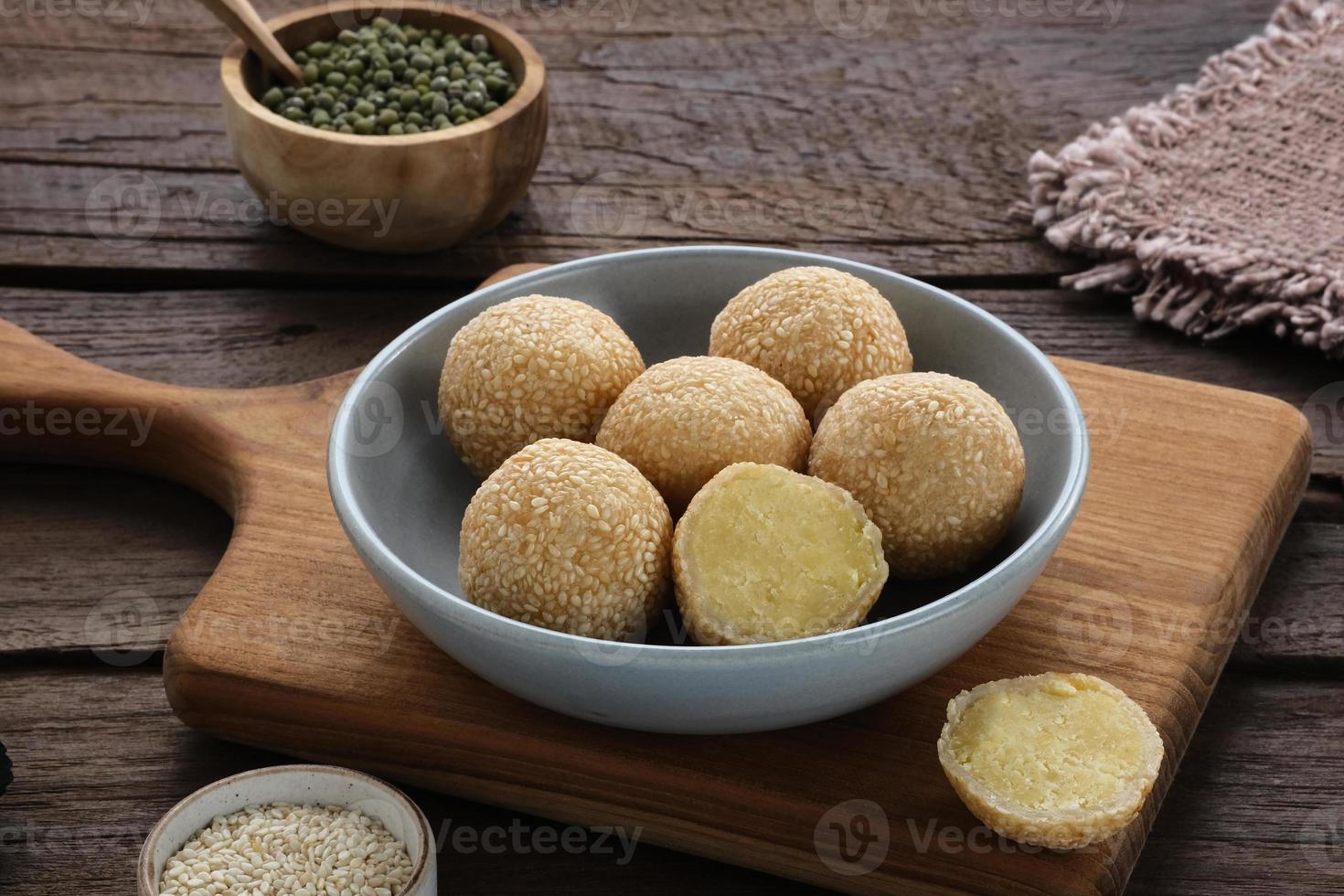 onde-onde es una comida tradicional de indonesia hecha de harina de arroz glutinoso con pasta de frijoles, envuelta en semillas de sésamo. bocadillo popular indonesio con influencia china. foto