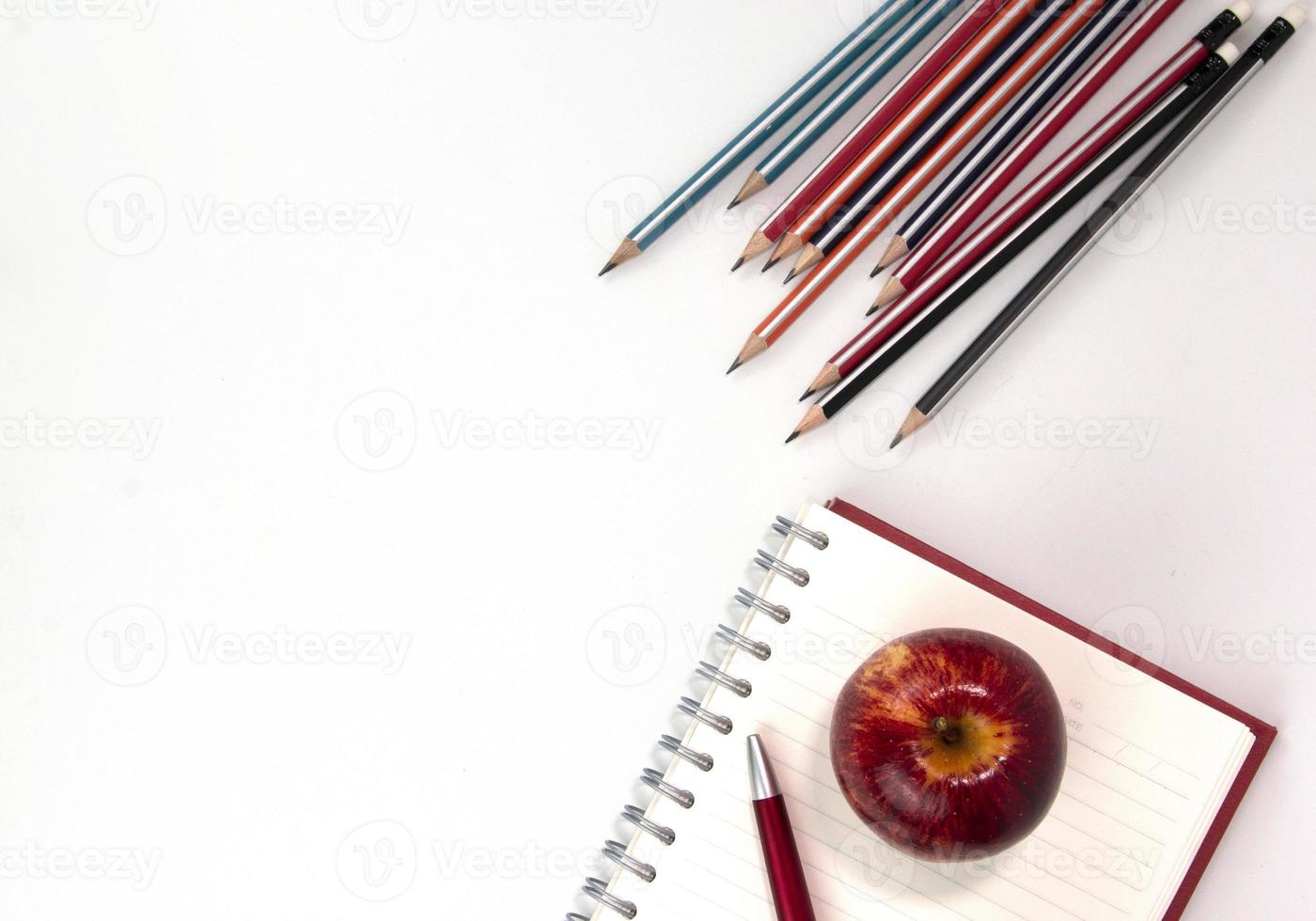 los elementos de educación creativa se colocan en el backgroup blanco, utilizados en el concepto de regreso a la escuela. vista superior de lápices multicolores y material de estudio para niños que aprenden conceptos foto