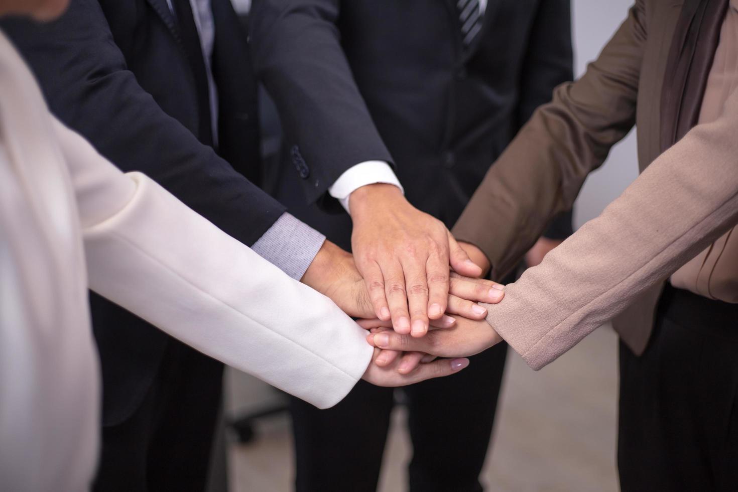 gente de negocios trabajo en equipo unir manos apoyar juntos concepto foto