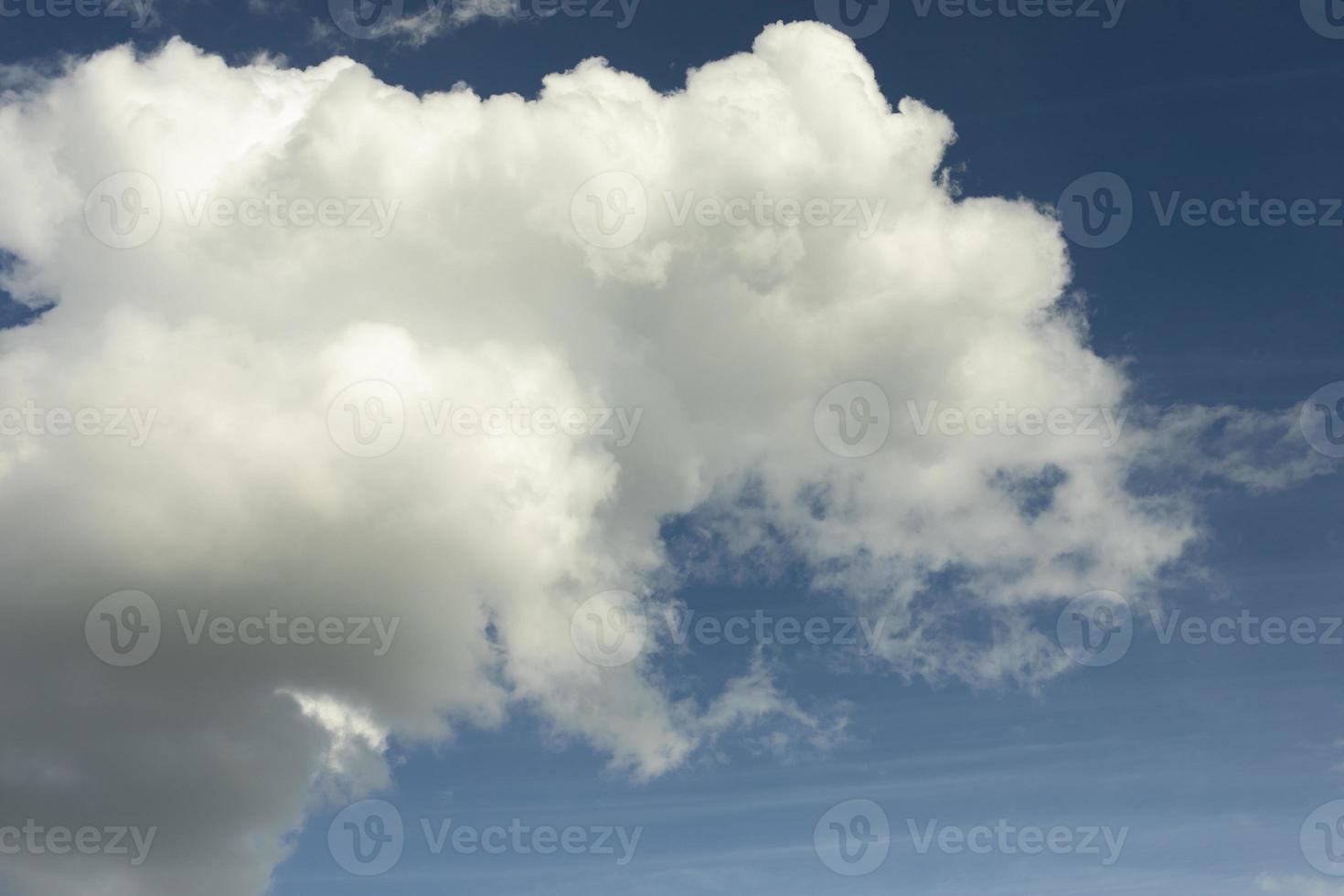 nubes en el cielo. las condiciones climáticas. ambiente en verano. foto