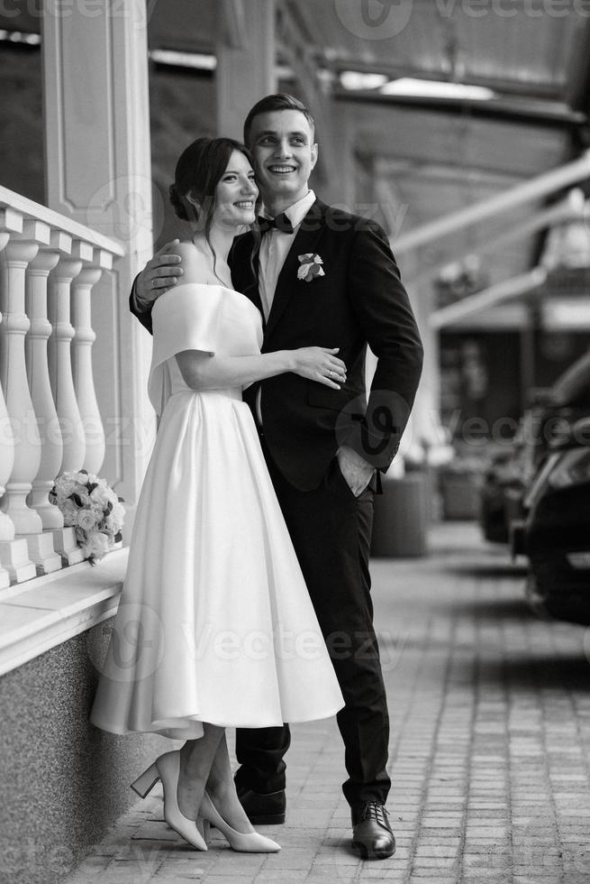 pareja joven novia y novio en un vestido corto blanco foto