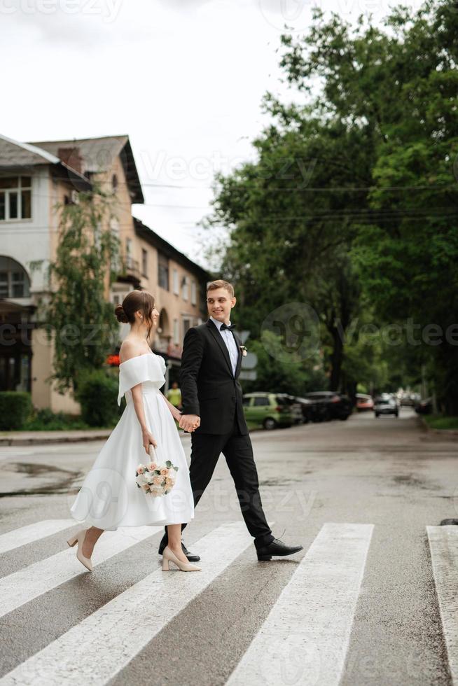 pareja joven novia y novio en un vestido corto blanco foto