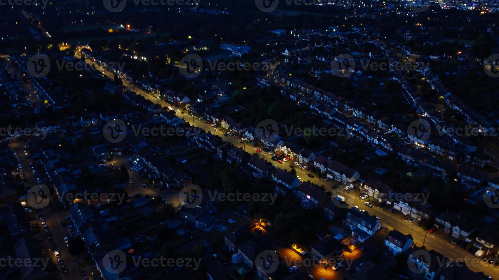 hermosa vista aérea nocturna de la ciudad británica, imágenes de drones de gran ángulo de la ciudad de luton en inglaterra reino unido foto