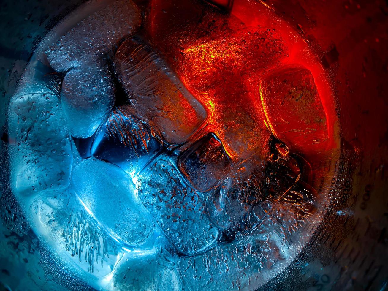 la forma del cubo de hielo se ha ajustado para agregar color, lo ayudará a refrescarse y lo hará sentir bien. fondo de hielo foto