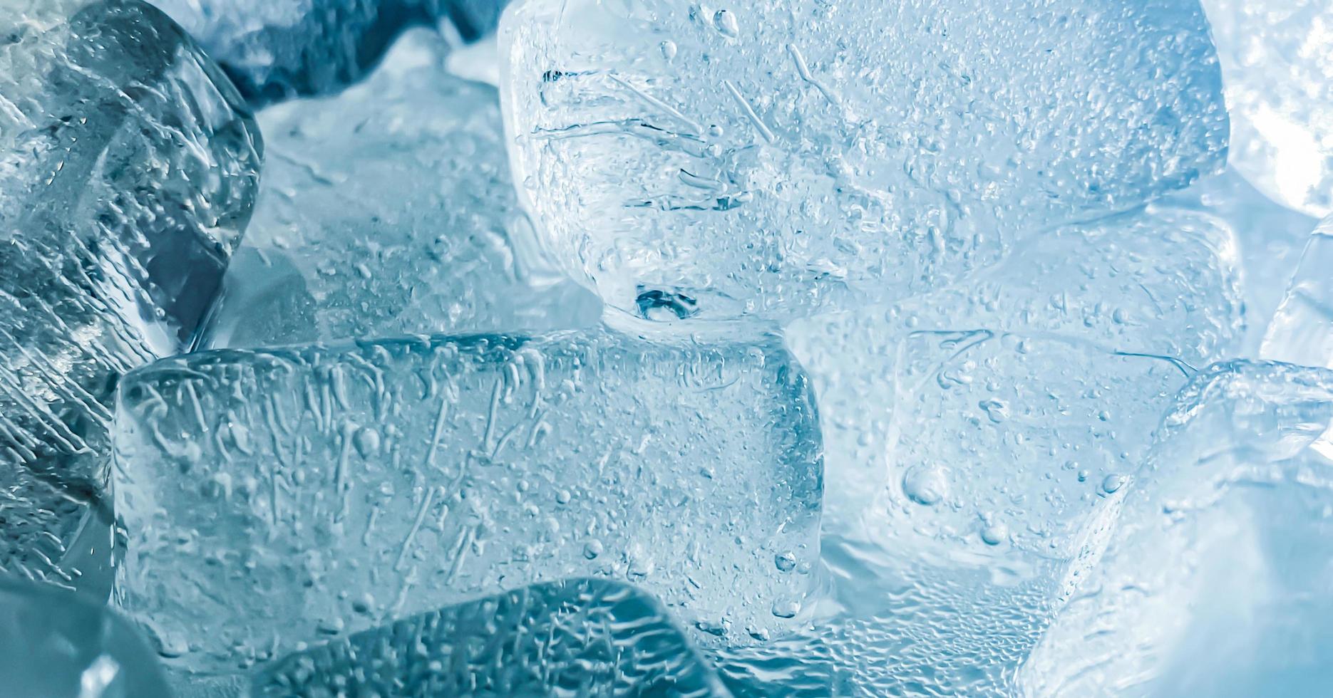 la forma del cubo de hielo se ha ajustado para agregar color, lo ayudará a refrescarse y lo hará sentir bien. foto