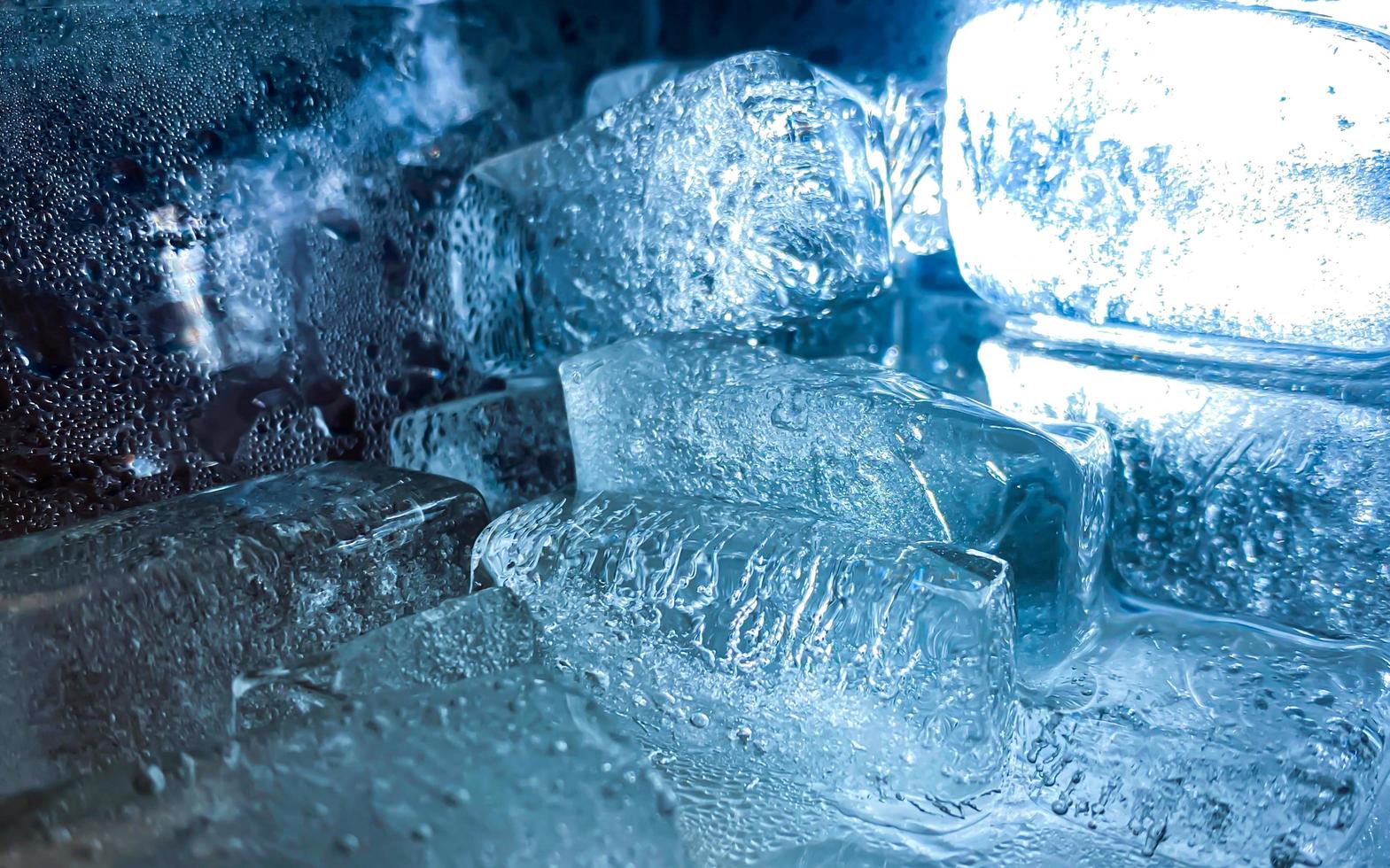 la forma del cubo de hielo se ha ajustado para agregar color, lo ayudará a refrescarse y lo hará sentir bien. foto