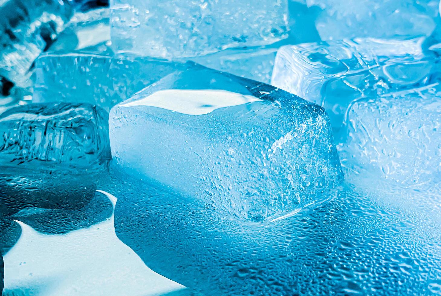 la forma del cubo de hielo se ha ajustado para agregar color, lo ayudará a refrescarse y lo hará sentir bien. foto